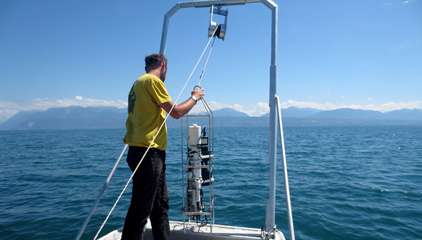 Messungen auf dem Genfersee im Juli 2014. Mit einer CTD-Sonde werden Leitfähigkeit, Tempe-ratur, Tiefe, Sauerstoffgehalt, pH-Wert und Trübung des Wassers in einem Tiefenprofil mit hoher räumlicher Auflösung gemessen. (Foto: Beat Müller)