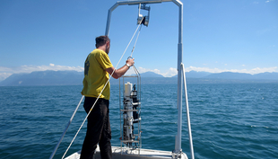 Measurements on Lake Geneva in July 2014. A CTD probe is used to measure conductivity, temperature, depth, oxygen content, pH value and turbidity of the water in a depth profile with high spatial resolution. (Photo: Beat Müller)