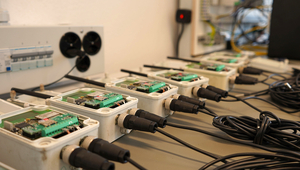 A series of temperature sensors with radio transmission is ready for a general overhaul, as operating conditions in the mountains or in sewer systems can be harsh. (Andri Bryner, Eawag)