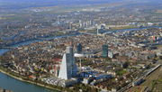 In Basel haben etwa Spitäler und die pharmazeutische Industrie teilweise sehr tiefreichende Gebäude mit Labors und IT-Räumen im Untergrund, die mit ihrer Abwärme die Grundwassertemperatur erhöhen. (Foto: Luftaufnahme Erich Meyer)