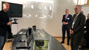 Le conseiller fédéral Guy Parmelin lors de la présentation du microscope sous-marin Aquascope par le Dr Francesco Pomati (Photo: Simone Kral)