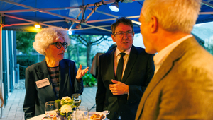 FOEN Director Katrin Schneeberger and her boss, Federal Councillor Albert Rösti, talking to Eawag Director Martin Ackermann at the AKV anniversary in Kastanienbau. (Photo: Christian Maugg, AKV)
