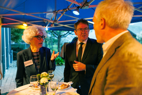 FOEN Director Katrin Schneeberger and her boss, Federal Councillor Albert Rösti, talking to Eawag Director Martin Ackermann at the AKV anniversary in Kastanienbau. (Photo: Christian Maugg, AKV) FOEN Director Katrin Schneeberger and her boss, Federal Councillor Albert Rösti, talking to Eawag Director Martin Ackermann at the AKV anniversary in Kastanienbau. (Photo: Christian Maugg, AKV)