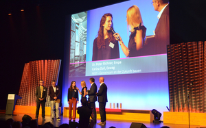 Carina Doll de l'Eawag et Peter Richner, directeur adjoint de l'Empa, discutant avec la modératrice Christa Rigozzi lors de la remise du prix.