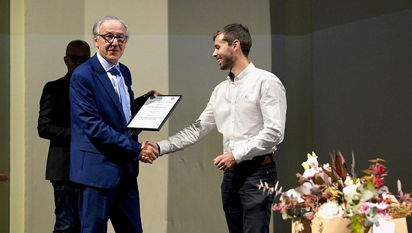 Die Akademien der Wissenschaften Schweiz übergeben James Runnalls,  Softwareingenieur an der Eawag, den Nationalen Preis für offene Forschungsdaten (Open Research Data ORD) für die Entwicklung der interaktiven Online-Plattform alplakes zur Beobachtung und Vorhersage alpiner Seen. (Foto: ORD-Fachstelle, scnat)