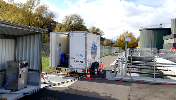 Le spectromètre de masse ambulant MS2field – ici dans une station d'épuration – permet le dosage automatique et à intervalles de temps très rapprochés des polluants aux concentrations les plus faibles. (Photo: Eawag) 