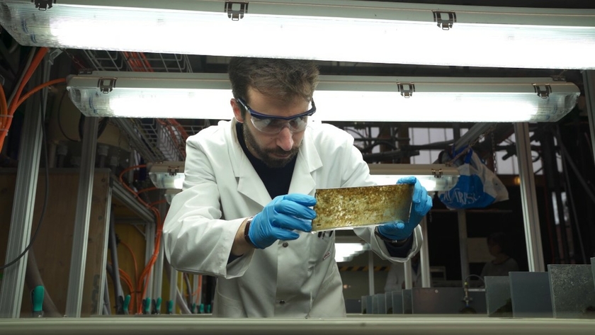 Biofilms de rivière exposés aux eaux usées dans le système de canaux Maiandros. Louis Carles en action. (Photo: Eawag)