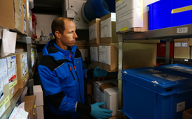 Researcher Christoph Ort in the cold store at Eawag. At -20°C, over 300 wastewater samples from the time of the Corona eruption in Switzerland are stored here - a valuable archive. (Photo: Eawag, Andri Bryner)