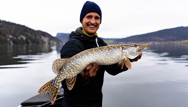 Andrin Krähenbühl with a pike (Eawag)