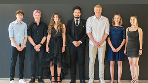 (von links nach rechts): Morris Galli, Laborant EFZ Biologie, Yanis Kuriger, Laborant EFZ Chemie, Soraia Miglio, Laborantin EFZ Chemie, Mohammad Reza Rezaii, Laborant EFZ Chemie, Mischa Romer, Laborant EFZ Chemie, Lara Widmer, Laborantin EFZ Biologie, Aline Wyder, Laborantin EFZ Chemie. Nicht auf dem Bild: Shannon Urech, Kauffrau EFZ, E-Profil bilingual d/e. (Foto: Peter Penicka, Eawag)