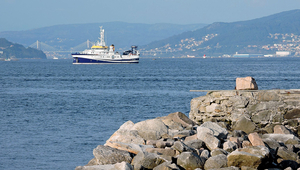 Forschungsschiff Ramón Margalef (Spanish Institute of Oceanography) beim Auslaufen auf dem Hafen Vigo. (Foto: Remedios Projekt) 