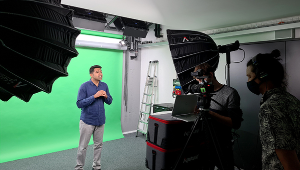 Since 2021, MOOCs have been recorded at the video studio in the new FLUX building. (Photo: Fabian Suter, Eawag)