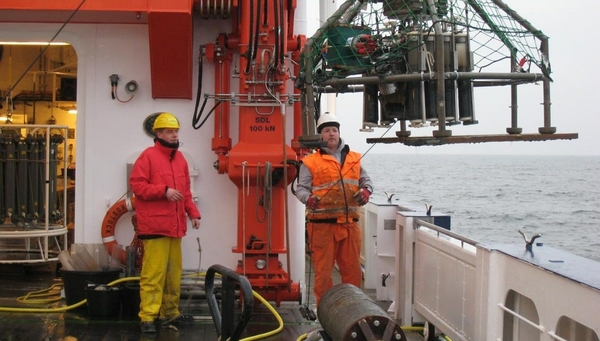 Sediment was retrieved with a Multicorer to allow for a detailed analysis of sediment biogeochemistry and its inhabitants along a transect of oxygen concentrations. (© R. North, Eawag, Switzerland)