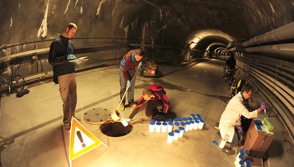 Échantillonnage dans un égout (Photo du symbole: Eawag, 2014)