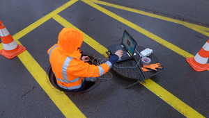 The cordless transmission of data from underground is a challenge. A researcher making distance measurement tests in the wireless sensor network. (Photo: S. Dicht / C. Ebi, Eawag)