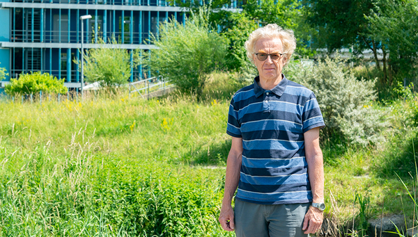 Peter Reichert in front of the Eawag building. (Photo: Peter Penicka, Eawag)