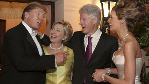 Abb. 1: Stehen sich Hillary Clinton und Donald Trump politisch näher, als sie wahrhaben wollen? An Trumps Hochzeit 2005 schienen sich die Konkurrenten um die nächste Präsidentschaft in den USA zumindest noch gut zu verstehen. Contour by Getty Images