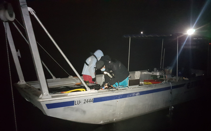 The measurements on Lake Rotsee were carried out continuously during day and night, for 48 hours in November. The researchers worked in shifts. (Photo: left: Damien Bouffard)