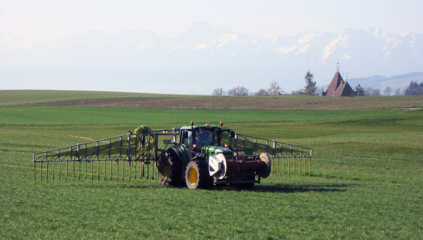Dans les régions agricoles, les concentrations de nitrates dans les eaux souterraines sont plus élevées. Mais d'autres facteurs, peu pris en compte jusqu'à présent, peuvent également favoriser des concentrations élevées de nitrates. (Photo: BauernZeitung) 