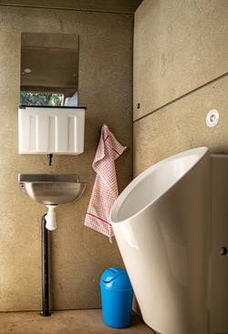 All the conveniences of a “normal” toilet: the Autarky toilet cabin, complete with a separation toilet (not shown), urinal and washbasin. (Photo: Aldo Todaro, Eawag)