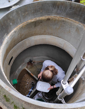 Field work in a groundwater well in the Töss catchment. Photo: Roman Alther