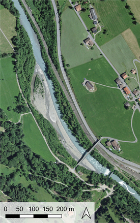 Diese dynamische Flussaufweitung an der Kander diente als Referenzabschnitt für die Laborversuche zur Untersuchung des Einflusses unterschiedlicher Geschiebezufuhr auf die Entwicklung der Aufweitung. (Luftbild: Bundesamt für Landestopografie swisstopo, Foto: VAW, ETH Zürich).
