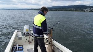 Die Wasserproben für die Glyphosatmessungen im Greifensee wurden im Rahmen der kantonalen Gewässerüberwachung vom Amt für Abfall, Wasser, Energie und Luft (AWEL) entnommen. (Foto: Sebastian Stötzer)
