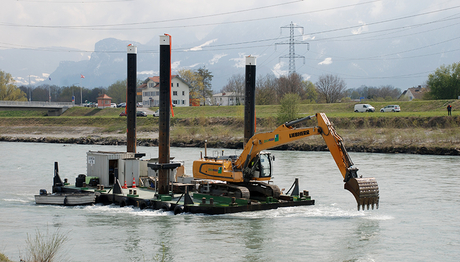 A dredger excavates the river bed on the Alpine Rhine so that changes in groundwater flows can be observed. (Photo: Matthias Brennwald, Eawag)