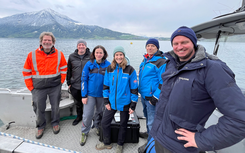Das Team bei der Wasserung der Unterwasserkamera im Zugersee. Von links: Roman Keller (Abteilungsleiter Fischerei und Jagd, Kanton Zug), Paul Roberts (Monterey Bay Aquarium Research Institution), Marta Reyes (Eawag), Stefanie Merkli (Eawag), Christian Ebi (Eawag), René Chavanne (Chavanne Yacht & Bootswerft GmbH) (Foto: Kanton Zug). Das Team bei der Wasserung der Unterwasserkamera im Zugersee. Von links: Roman Keller (Abteilungsleiter Fischerei und Jagd, Kanton Zug), Paul Roberts (Monterey Bay Aquarium Research Institution), Marta Reyes (Eawag), Stefanie Merkli (Eawag), Christian Ebi (Eawag), René Chavanne (Chavanne Yacht & Bootswerft GmbH) (Foto: Kanton Zug).