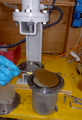 Des tests sous presse permettent d’étudier à quel point les eaux noires peuvent être déshydratées. Après compression, le taux de matières solides est d’environ 25 pour cent. (Photo: Michael Vogel, Eawag)