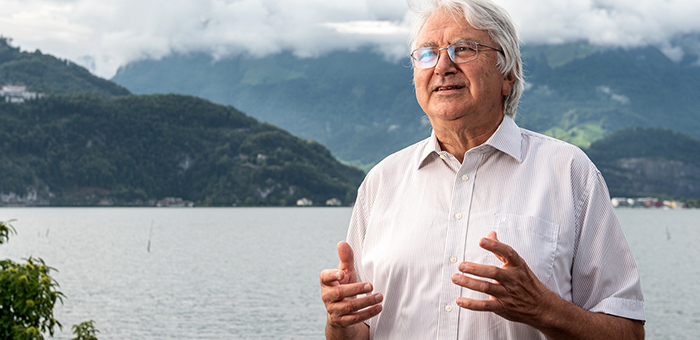 Alfred Wüest on the shore on Lake Lucerne at the Eawag site of Kastanienbaum, and very close to “his element”. Photo: Christian Dinkel, Eawag