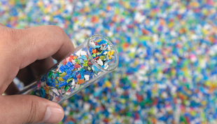 The global «plastosphere» contains more than 16,000 chemicals. The new study published iprovides a comprehensive overview of all chemicals that can be present in plastics. (Image: Adobe Stock)