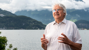 Alfred Wüest on the shore on Lake Lucerne at the Eawag site of Kastanienbaum, and very close to “his element”. Photo: Christian Dinkel, Eawag
