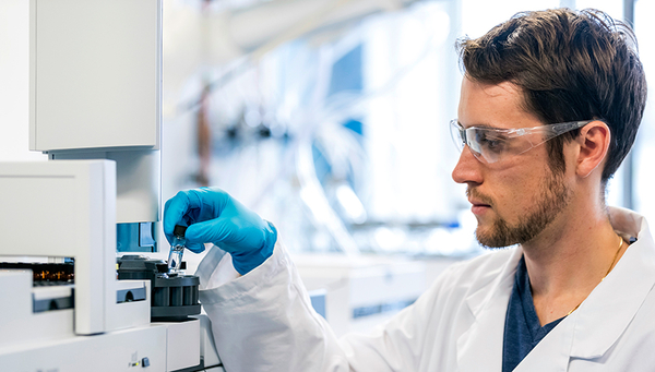 Analyse sélective et efficace des pyréthrinoïdes contenus dans les extraits par spectrométrie de masse en tandem couplée à la chromatographie gazeuse. Sur la photo : Michael Patrick, assistant scientifique au département de Chimie de l'environnement de l'Eawag.  Photo : Alessandro della Bella, Eawag