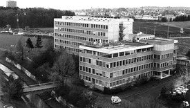 Fondata nel 1936, l'Eawag si è trasferita nel 1970 nei nuovi edifici di Chriesbach Dübendorf, con l'edificio degli uffici sul davanti e quello dei laboratori sul retro. Sullo sfondo la ferrovia suburbana in costruzione. (Foto: Eawag)