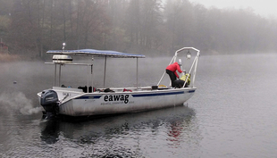 On a boat and a platform in Lake Rotsee, the Eawag research group carried out extensive measurements on the transport of gases in lake water (Photo: Tomy Doda, Eawag).