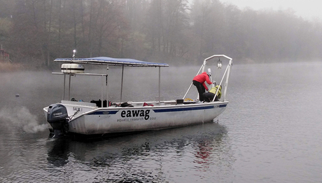 Le groupe de recherche de l’Eawag a utilisé un bateau et une plateforme pour procéder à des mesures de grande ampleur sur le transport des gaz dans les eaux du Rotsee. (Photo: Tomy Doda, Eawag)