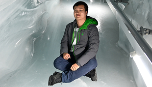 Frank dans un tunnel de glace au Jungfraujoch (photo : Manqui Gao)