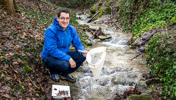 Le professeur Florian Altermatt étudie la biodiversité aquatique. (Photo: Eawag, Esther Michel)