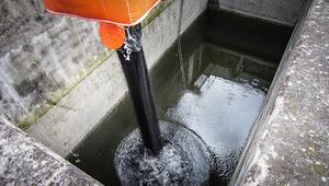 Remplissage du charbon actif granulé dans la cellule de filtration au sable à la STEP de Furt-Bülach. (Photo: J. Fleiner)