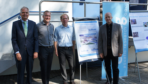 Bild: Stephan Müller (Abteilungschef Wasser, Bafu), Paul Svoboda (Leiter Gewässerschutz, Basel-Stadt) sowie die Eawag-Wissenschafter Matthias Ruff und Heinz Singer (von links). 