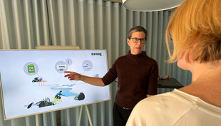 Eawag-Umweltchemikerin Kathrin Fenner erklärte, wie man KI-basierte Modelle entwickeln und nutzen kann, um vorherzusagen, wie sich Chemikalien verhalten. (Foto: Luzia Schär)