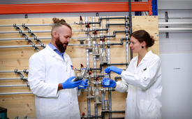 Franziska Rölli of Lucerne University of Applied Sciences and Frederik Hammes investigate how pathogenic legionella bacteria develop in drinking water. This involves analysing water samples from various hot water pipes.
