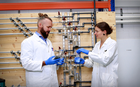 Franziska Rölli von der Hochschule Luzern und Frederik Hammes erforschen, wie sich die krankmachenden Legionellen-Bakterien im Trinkwasser bilden. Dazu untersuchen sie unter anderem Wasserproben aus verschieden warmen Leitungen. Foto: Aldo Todaro