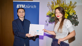 Lena Xue an der Verleihung der ETH Medaille an der Master-Feier des D-BAUG an der ETH Zürich (Foto: ETH Zürich, Monika Estermann) 