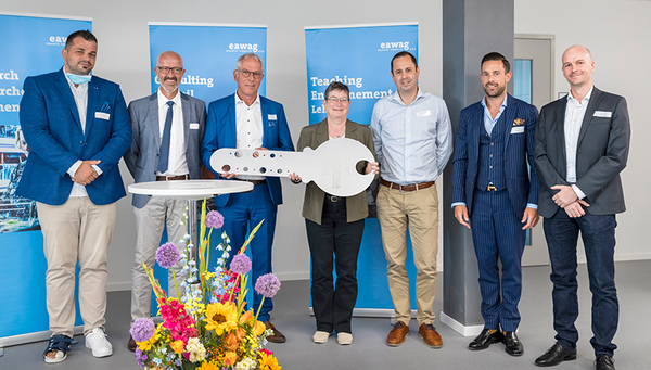 From left: Resal Bangoj, Site manager Halter AG, André Ingold, Mayor of Dübendorf, Rik Eggen, deputy Director Eawag, Janet Hering, Director Eawag, Hannes Pichler, Head of Empa Bau, Maik Neuhaus Managing Director-General Halter AG, Alexander Christen, fsp Architekten AG. Photo: Eawag/Alessandro Della Bella