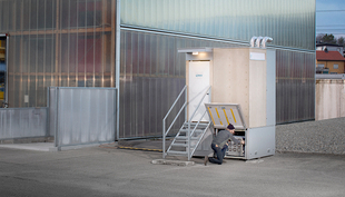 Kai Udert vor dem «Blue Diversion Autarky»-Toilettensystem (Foto: Eawag)