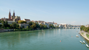 Le Rhin alimente les réserves d'eau potable de Bâle. Or la gestion normative des pollutions est particulièrement délicate dans les cours d'eau frontaliers. Source : Norbert Aepli