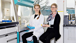 Professor Kristin Schirmer (right) and her colleague Melanie Fischer. Foto: Basil Stücheli 