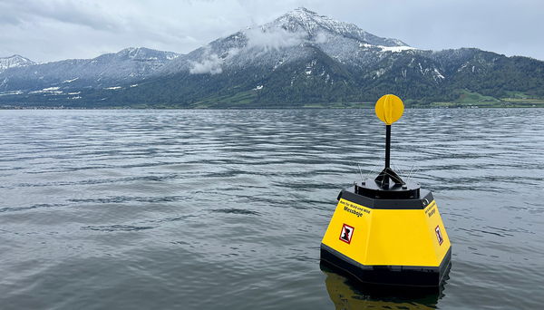 An dieser Boje ist das Aquascope im Zugersee verankert (Foto: Eawag).
